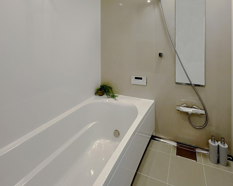 壁と床面のベージュが、清潔感の中にも温かみを感じさせる浴室