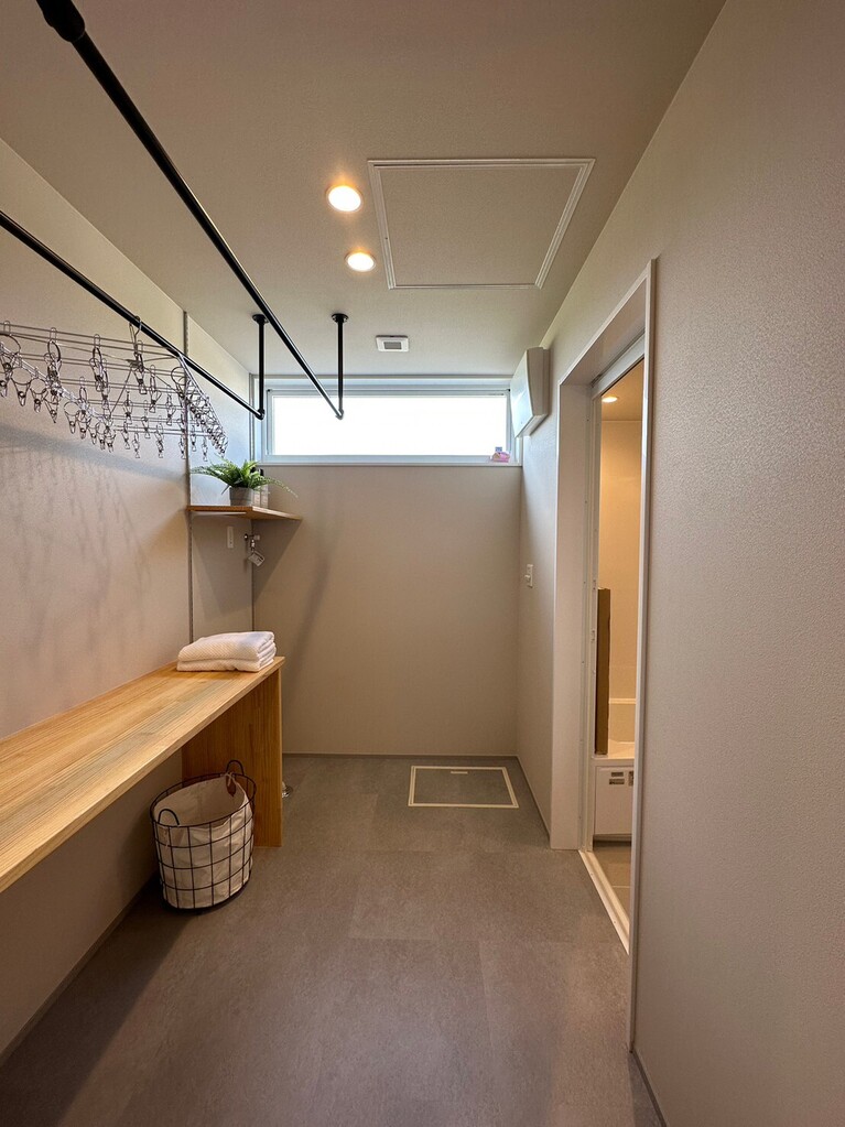 浴室へ続くランドリースペースは、シンプルで余裕のある広さ。ランドリースペースで洗濯、干す、たたむまでが完結する