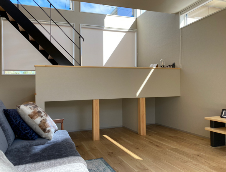 吹き抜け階段下は、猫ちゃんのスペース。猫も人も快適に住まうことができる。