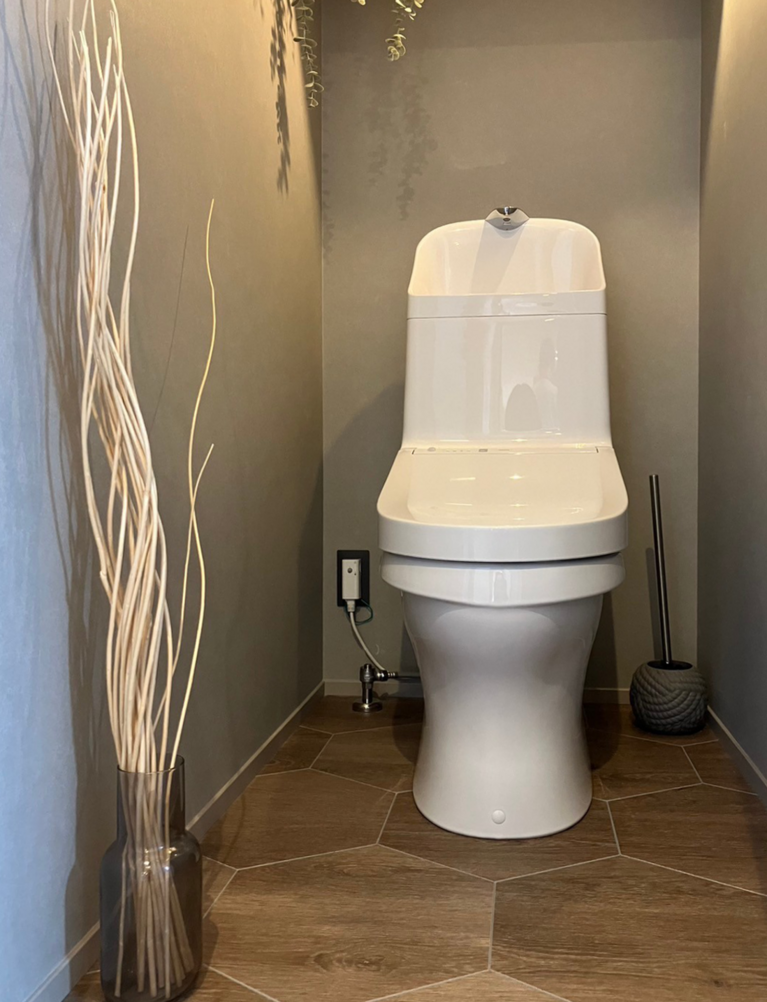 トイレ床面はハニカム構造のタイル敷（PWT3202）。木目調が主張しすぎず、ナチュラルなアクセントに。