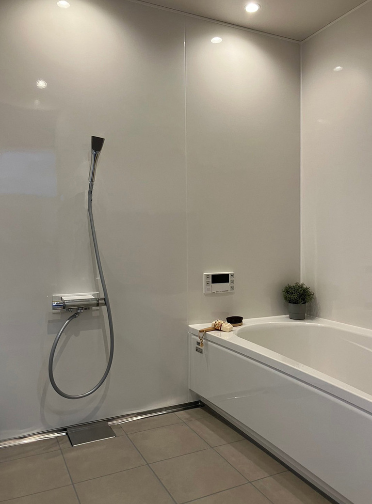 浴室の壁は、マグネット収納が使用できる。カスタム自在で、お手入れも簡単。