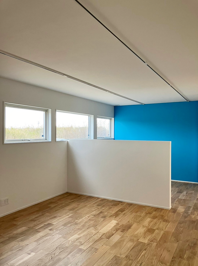 事務所スペースの一角は、抜けるようなブルーの壁紙を採用。殺風景にならず、集中力も高まる。