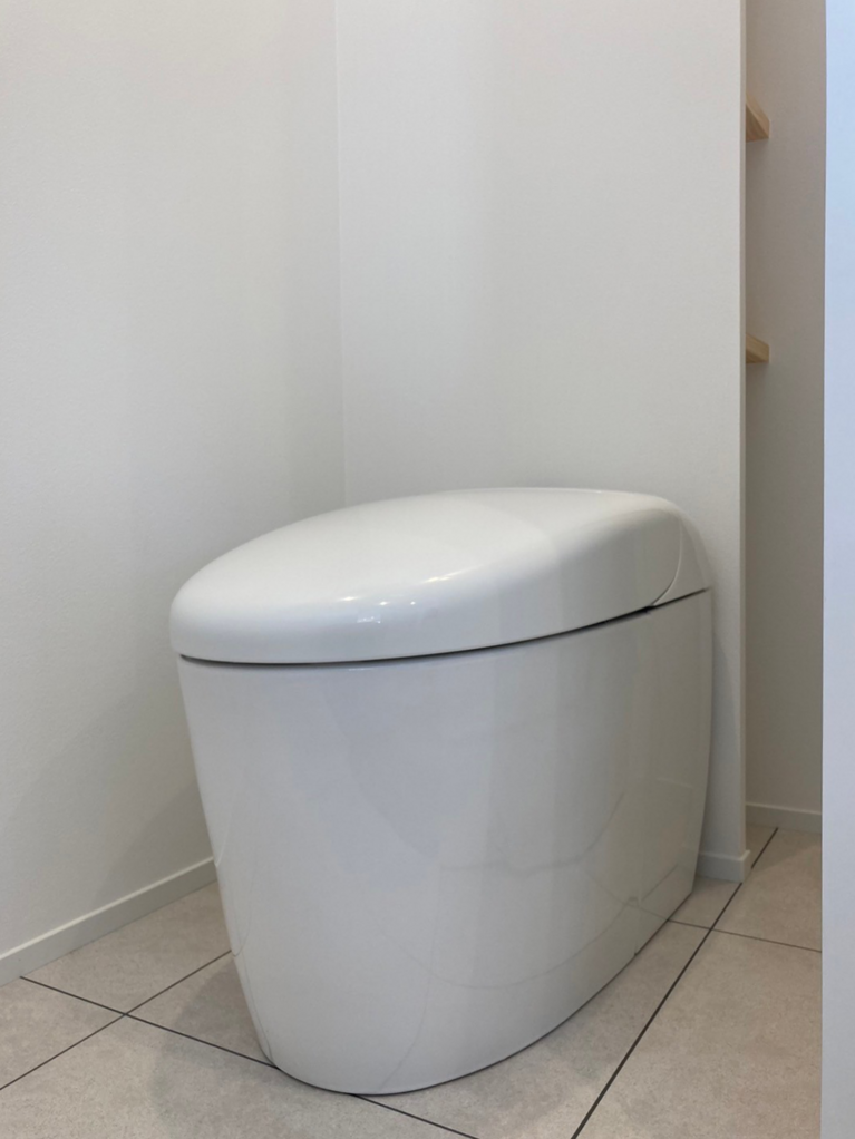 トイレの奥にある造作棚は、正面から見えない造り。